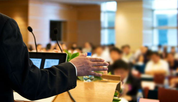 Salle de symposium, présentateur et audience