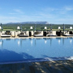 Piscine avec vue sur la Sainte Victoire