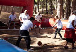 babyfoot-humain-flouter-tetes-des-gens