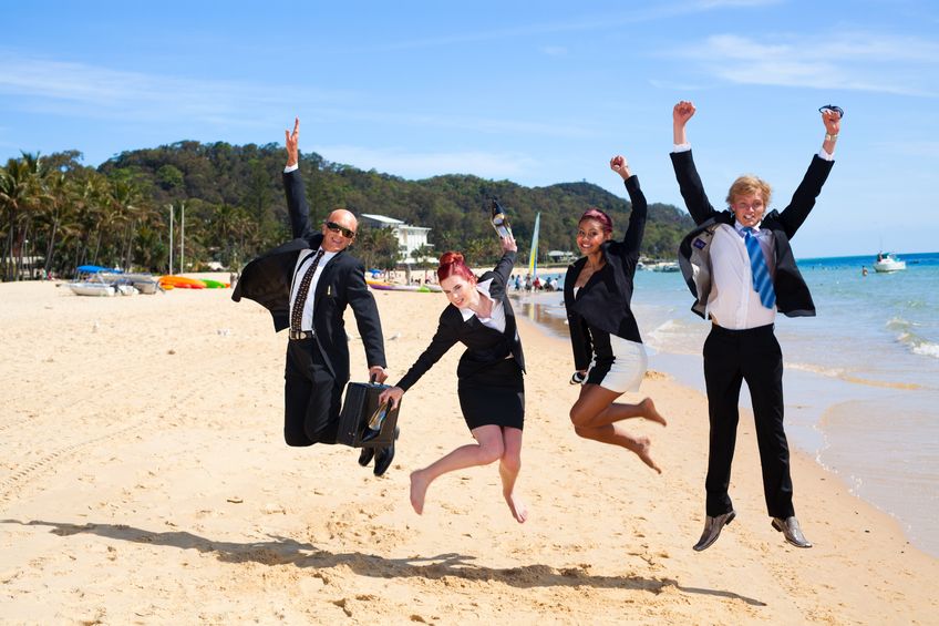 Hommes et femmes d'affaires sur la plage