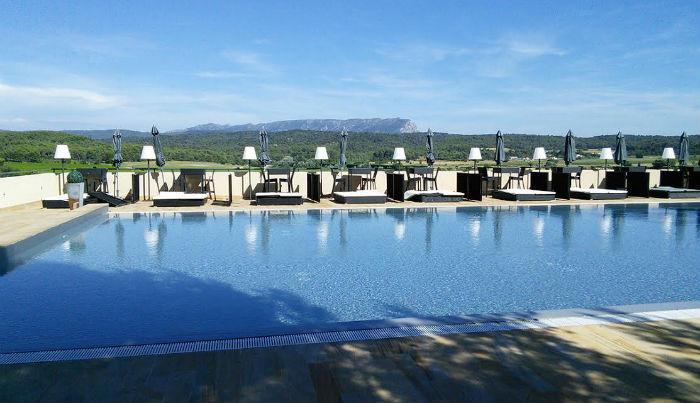 Piscine avec vue sur la Sainte Victoire